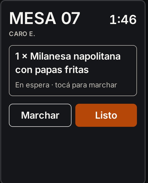 Ticket de cocina con la mesa, el nombre del comensal y el tiempo transcurrido